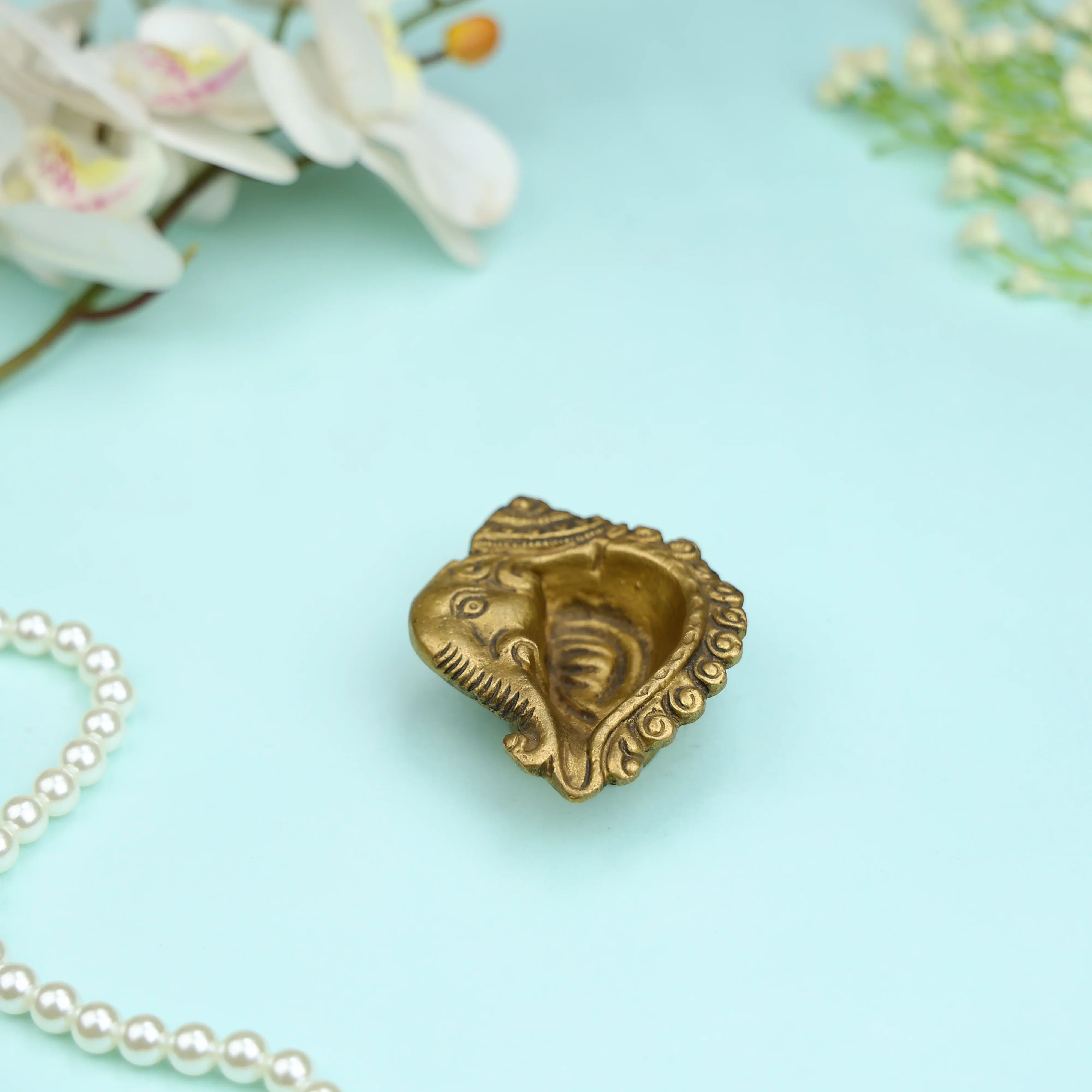 3" Brass Lord Ganesha Shankh Shaped Diya - Image 2