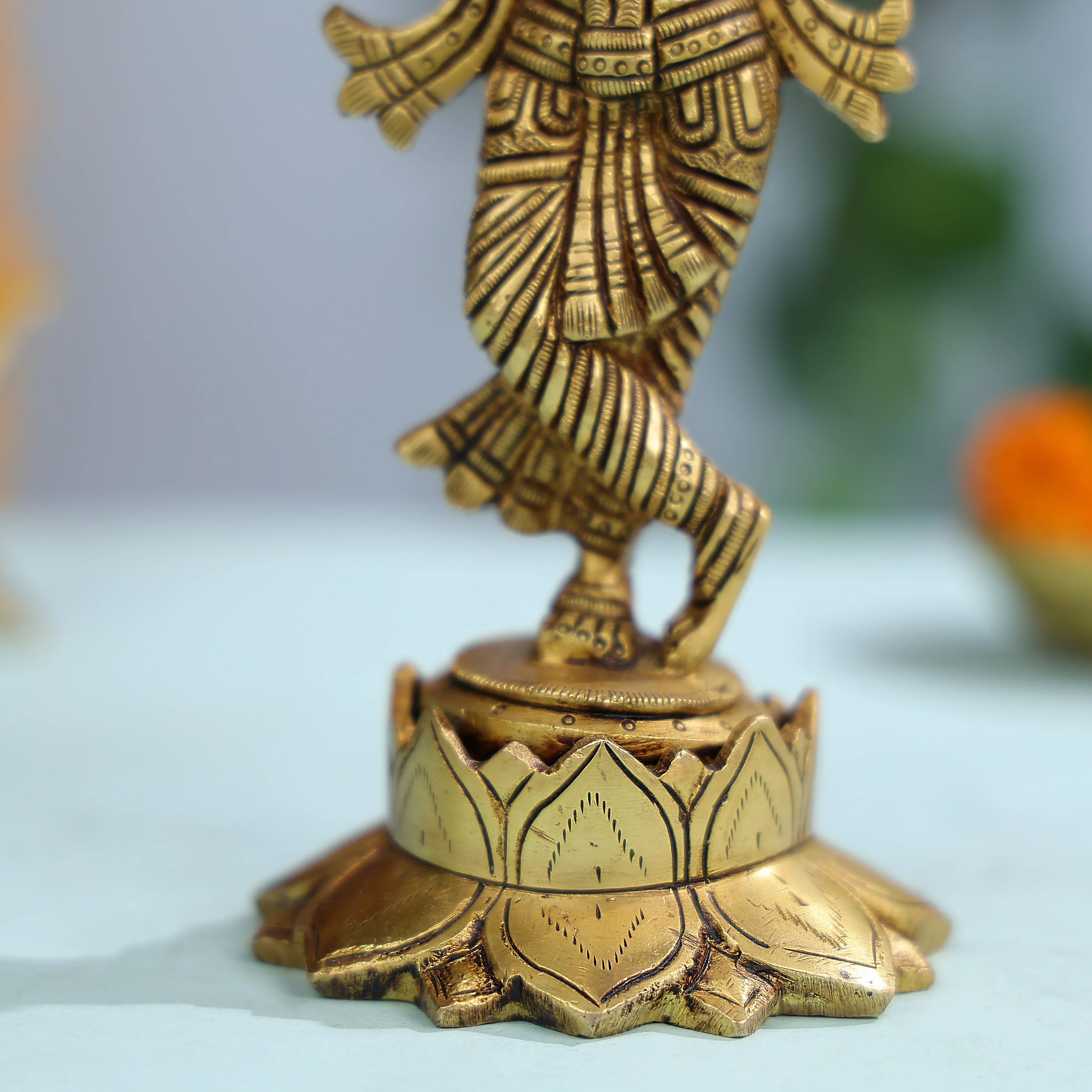 Intricately Designed Brass Krishna Idol With Flute For Spiritual Decor - Image 5